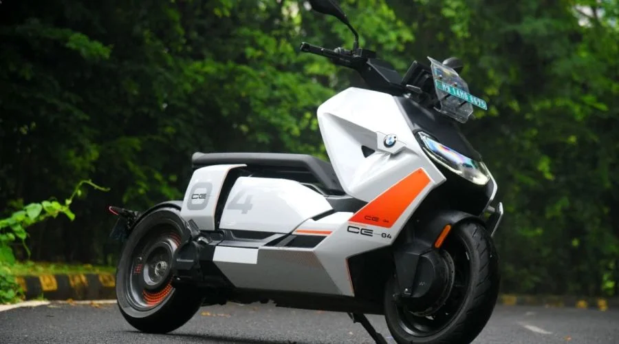नए अवतार में आएगी BMW CE 04 इलेक्ट्रिक स्कूटर, ग्लोबल लॉन्च से पहले टीज़र जारी, भारत में कीमत लगभग ₹14.90 लाख होने की संभावना
